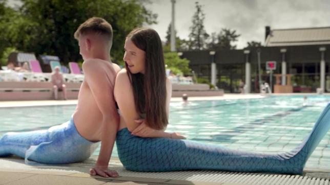 Latia (15, rechts) und Erik (16) sind seit fünf Jahren befreundet und haben ein gemeinsames Hobby: Beim Mermaiding "verwandeln" sie sich in Meermenschen.
