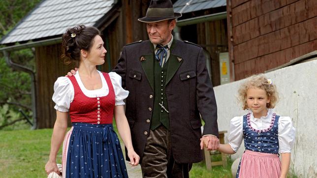 Bild: ARD Degeto/ORF/Maran Film/Oliver Roth SCHATTEN DER ERINNERUNG: Lena (Julia Stemberger) geht zusammen mit ihrem Vater Gottfried (Michael Mendl) und ihrer Tochter Theres (Emily Matschnig) auf ein Dorffest.