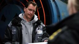 Lennart Malm (Per Kjerstad, li.) zeigt Polizistin Thea Koren (Ingrid Bolsø Berdal) und Max Grosz den Seed Vault.