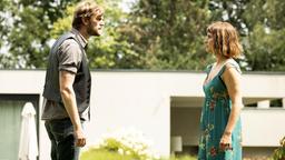 Leo (Morgane Ferru) und ihr Ex Pino (Ulrich Brandhoff) streiten über ihren gemeinsamen Sohn Linus.