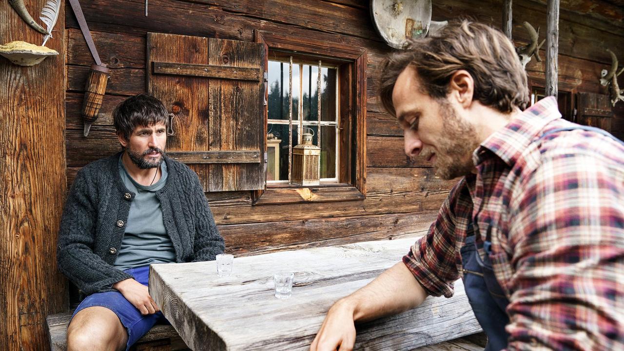 Leonhard (Tom Beck) vertraut seinem Freund Anton Gruber (Gabriel Raab).