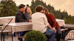 Liebesglück: Georg (Thomas Unger, 2. v. re.) und Marie (Catherine Bode, re.) und Florian (Florian Panzner, li.) und Lisa (Theresa Scholze, 2. v. li.) genießen ihre gemeinsame Zeit.