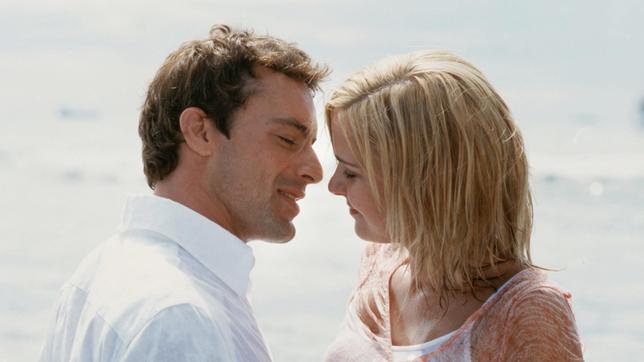 Lilly (Denise Zich) hat sich in den charmanten Hotelier Francesco (Gedeon Burkhard) verliebt.