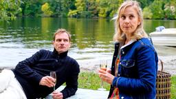 Linda (Marlene Morreis) fühlt sich unwohl beim Date mit Petermännchen (Maik Solbach).