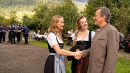 Lisa (Theresa Scholze, li.) freut sich über die Gäste Johann (Johann Schuler, re.) und Bärbel (Vaile Fuchs, Mitte).