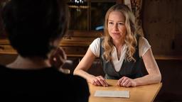 Lisa (Theresa Scholze, re.) hat in Margot (Martina Gedeck, li.) eine neue Freundin gefunden.