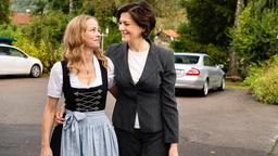 Lisa (Theresa Scholze, li.) ist glücklich über ihre Freundin Margot (Martina Gedeck, re.).