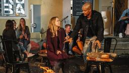 Lisa (Theresa Scholze) lernt den Kulturschaffenden Ruben (Patrick Abozen) kennen.