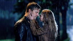 Lisa (Theresa Scholze) und Florian (Matthi Faust) können nicht voneinander lassen.