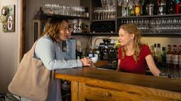 Lisa (Theresa Scholze, re.) und Karin (Judith Toth) können wieder besser miteinander.