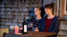 Lisa (Theresa Scholze, li.) und Marie (Catherine Bode) lieben das Leben auf ihrer Alm.