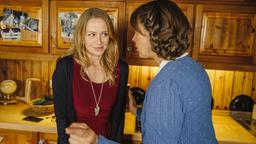 Lisa (Theresa Scholze) und Marie (Catherine Bode, re.) verstehen sich wieder.