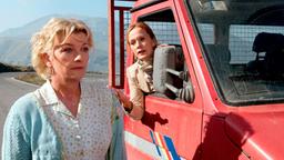 Lisbeth (Saskia Vester, links) und Carla (Katja Flint) sind in einen heftigen Streit geraten.