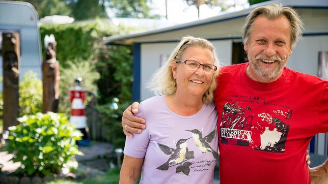 Bild: MDR/timeline/Anja Garauer Liz und Peter Pabst auf ihrer Parzelle im Südsee-Camp