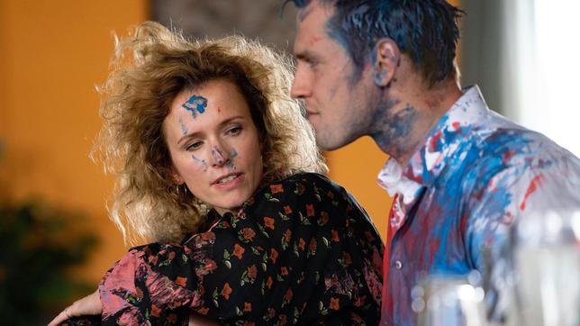 Bild: ARD Degeto/Georges Pauly Lola (Adina Vetter) gefällt die künstlerische Traumabewältigung von Kevin (Enno Trebs).