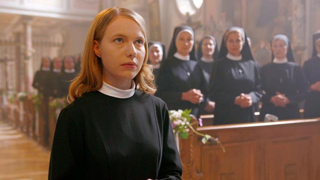 Bild: ARD Degeto/Erika Hauri Louisa (Anna Brüggemann) hadert mit sich, ob sie wirklich ins Kloster eintreten soll.