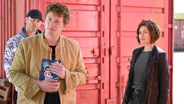 Bild: ARD Degeto/Company Pictures Lucienne Hassell (Maimie McCoy, re.) ermittelt in der hippen Szene der "Freerunner" und befragt Gert (Josh Bolt, 2. v. li.)