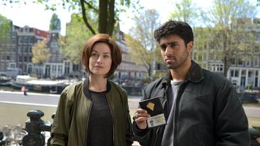 Bild: ARD Degeto/Company Pictures Lucienne Hassell (Maimie McCoy, li.) ermittelt mit ihrem Kollegen Eddie Suleman (Azan Ahmed, re.).