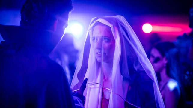 Luis (Noah Saavedra) und Marie (Svenja Jung); Marie (Svenja Jung, r) fragt Luis (Noah Saavedra), ob er sie vor Matthias Anmachversuchen retten kann.
