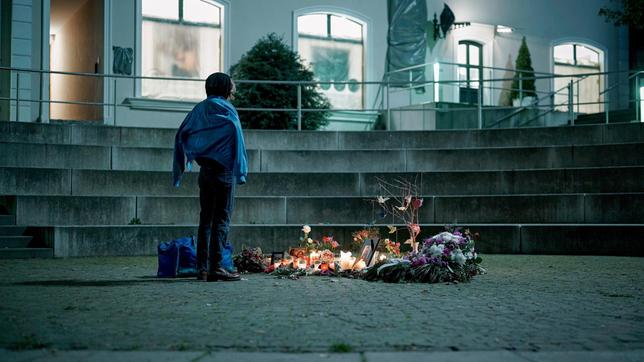 Bild: MDR/VIAFILM/Felix Abraham LUISE KOGAN (Lea Drinda) an der Trauerstelle.