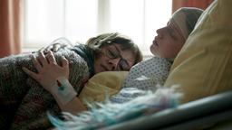 LUISE KOGAN (Lea Drinda) besucht VANESSA PETZOLDT (Mina-Giselle Rüffer), die während der Eskalation auf dem Platz schwer verletzt wurde, im Krankenhaus.