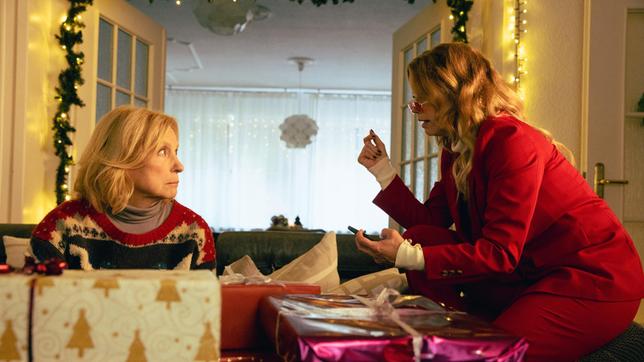 Maren Kroymann und Annette Frier kümmern sich in „Kroymann: Schöne Bescherung“ (Radio Bremen, SWR, NDR und WDR im Ersten) um das Weihnachtsfest (vln).