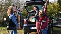 Margit (Justine Hirschfeld, Mitte) hat etwas vorbereitet: Paula (Lydia Maria Makrides, li.) und Thorben (Leo Perez-Kallscheuer) sind begeistert.