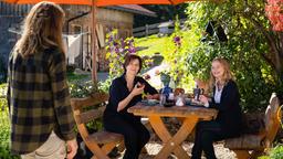 Margot (Martina Gedeck, Mitte) ist den Huber-Schwestern Marie (Catherine Bode, li.) und Lisa (Theresa Scholze, re.) direkt sympathisch.