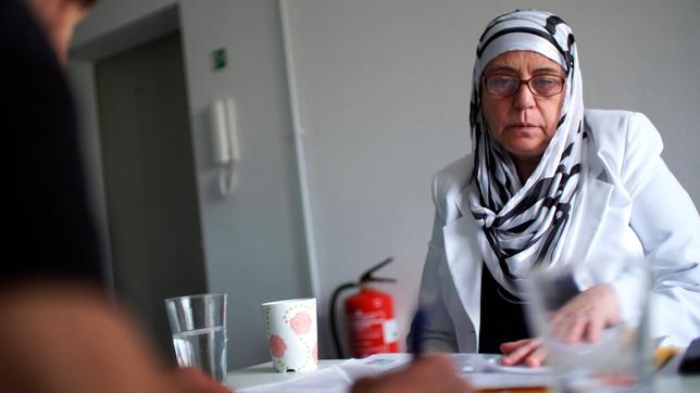 Bild: MDR/Christan Werner Mariam Alhalak kämpft zusammen mit einer NGO um Gerechtigkeit für ihren toten Sohn.