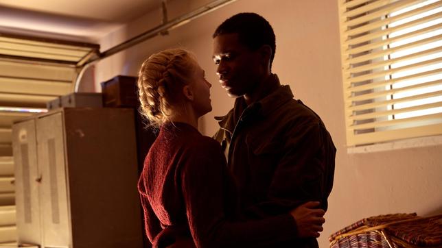 Marie (Elisa Schlott) hat erreicht, dass sie den inhaftierten George (Reomy D. Mpeho) sehen darf.