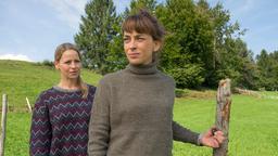 Marie (Catherine Bode, re.) ist sauer auf ihre Schwester Lisa (Theresa Scholze).