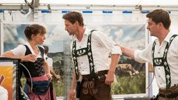 Marie (Catherine Bode) reizt Georg Leitner (Thomas Unger) aufs Blut. Sein Bruder Florian Leitner (Matthi Faust) hält ihn zurück.