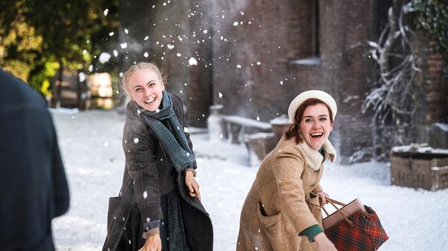 Marie (Elisa Schlott) und Erika (Franziska Brandmeier) sind ausgelassen und werfen Schneebälle auf Siegfried (Jonas Nay), der daran allerdings kein Vergnügen finden kann.