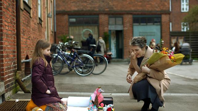 Bild: HR/Jason Alami Marie (Viola Martinsen) und Sina (Lotte Andersen).