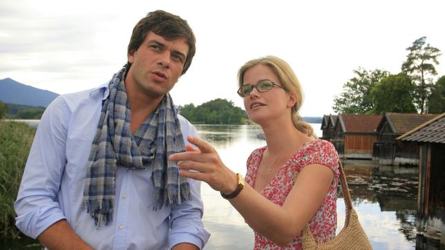 Bild: ARD Degeto/Barbara Bauriedl Marie (Mira Bartuschek) zeigt dem netten Fotografen Niklas (Kai Schumann) die Sehenswürdigkeiten der Gegend.