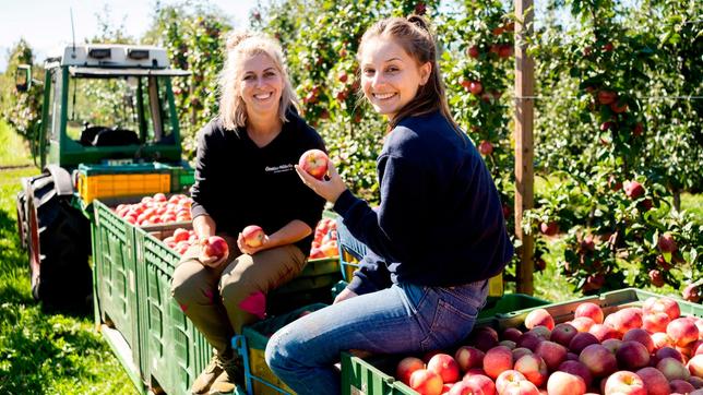 Bild: BR/megaherz gmbh/Hans-Florian Hopfner Marina (re.) darf bei Obstbäuerin Lena (li.) bei der Apfelernte mithelfen und presst sogar richtigen Apfelsaft. Weiteres Bildmaterial finden Sie unter www.br-foto.de.