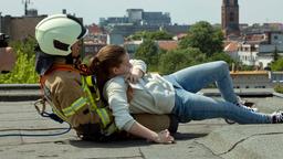 Markus (Max Hemmersdorfer) rettet Emily (Mila Voigt), sie wollte vom Dach springen.