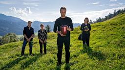 Marthas Sohn (Robin Sondermann, vorne), Marie (Catherine Bode), Georg (Thomas Unger) und Karin (Judith Toth, re.) nehmen Abschied.