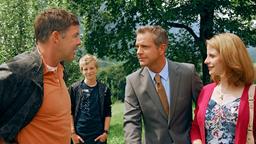 Martin (Sascha Hehn, li.) ahnt, dass der "Schriftsteller" Alexander (Florian Fitz, 2.v.re.) die arglose Bettina (Julia Jäger) und ihren Sohn Tom (Paul Metzger) um ihren Hof bringen will.