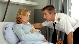 Martin (Florian Fitz) versichert seiner Frau Henrike (Tina Ruland), dass er während ihres Krankenhausaufenthalts den Haushalt bestens im Griff hat.
