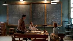 Max (Stephen Campbell Moore, Mitte) und Donald (Ed Birch) arbeiten mit Joan Stanley (Sophie Cookson) bei dem Geheimprogramm.