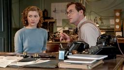 Max (Stephen Campbell Moore) vertraut seiner Mitarbeiterin Joan Stanley (Sophie Cookson).