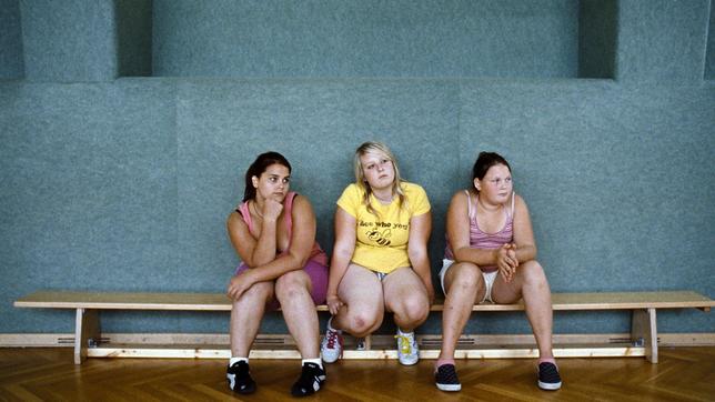 Melanie (Melanie Lenz, Mitte) und ihre Freundinnen Verena (Verena Lehbauer, li.)  verbringen den Sommer in einem Diät-Camp für Jugendliche.