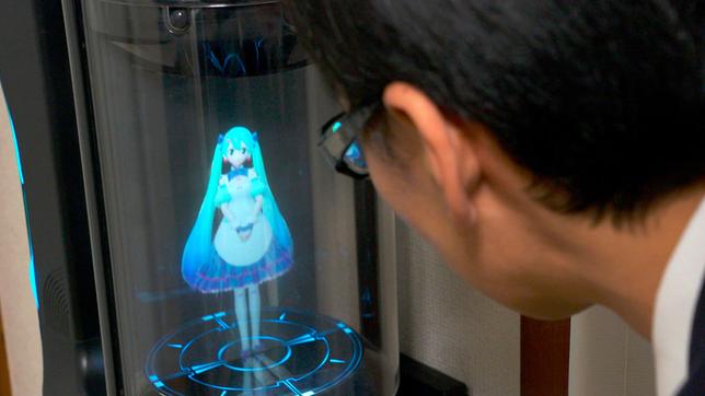 Bild: SWR Mensch liebt Maschine. Der japanische Büroangestellte Akihiko Kondo hat ein Hologramm geheiratet.