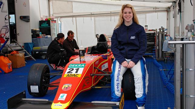 Bild: SWR/Mingamedia München Michelle Halder im Teamzelt