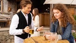 Mila Leitner (Nadja Sabersky) und Tom (Moritz Bäckerling) haben ein schwieriges Thema zu besprechen.