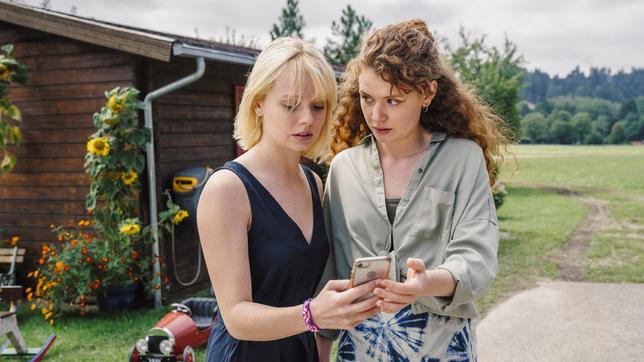 Mila Leitner (Nadja Sabersky) zeigt ihrer Freundin Klara (Berit Vander) etwas Wichtiges auf dem Handy