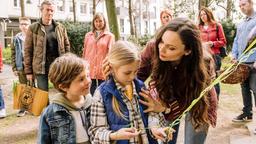 Miriam (Mia Grace Herold, Mitte) ist wieder heil am Boden: Frederike (Mina Tander, re.) und Fritz (William Vonnemann, li.) sind glücklich.