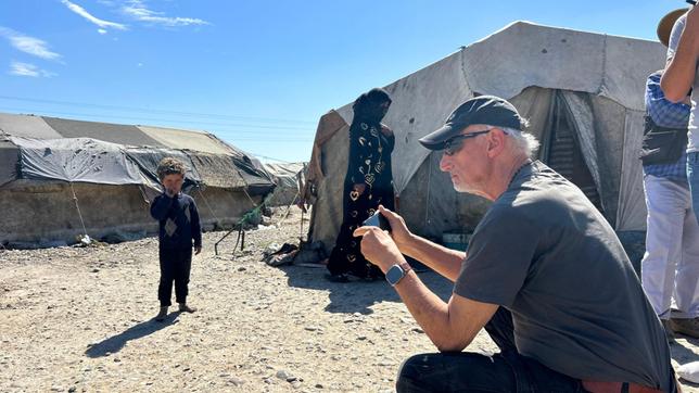 Bild: SWR/Matthias Ebert Mit der NGO “Friedensdorf International” untersucht Michael Wilk Kinder, die Verbrennungen erlitten haben, um sie in Deutschland operieren zu lassen.Dafür besucht der deutsche Arzt auch die Flüchtlingscamps.