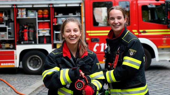 Bild: BR/megaherz gmbh/Robin Worms Mit Feuerwehrfrau Lisi checkt Marina (links) wie die Arbeit bei der Feuerwehr ist und darf sogar auf einen richtigen Einsatz mitfahren! Weiteres Bildmaterial finden Sie unter www.br-foto.de.